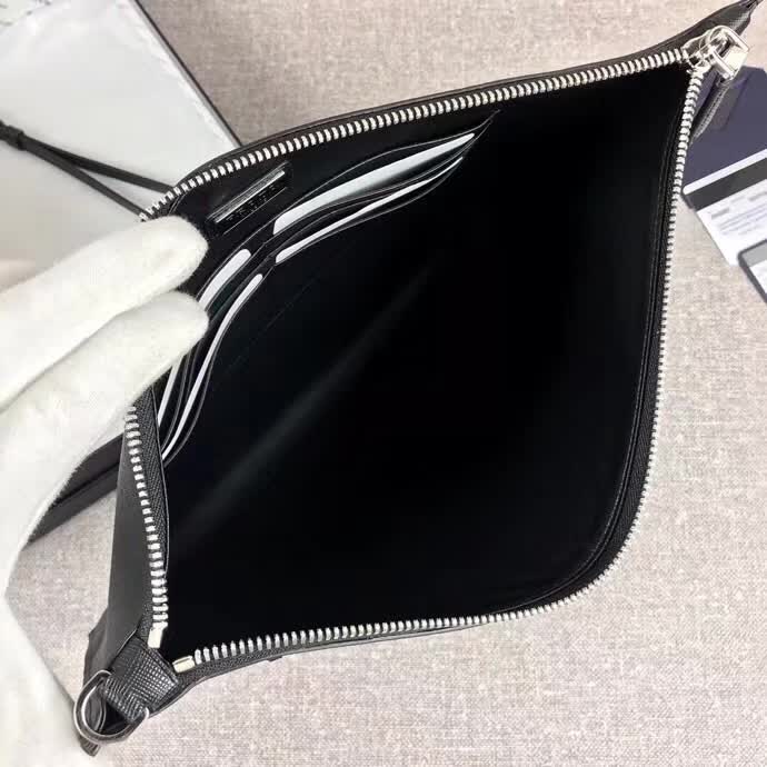 【原版皮】普拉达/Prada 男士手包，限量版，选用十字纹小牛皮裁制而成，绗缝特别的皮革徽标设计凸显个性，时尚炫酷，就是要你好看，款号：2NG001