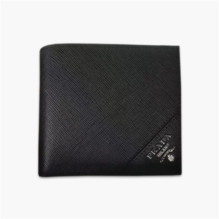 【原版皮】普拉达/Prada 短款钱夹，选用十字纹小牛皮裁制而成，边角点缀散字唛徽标，经典之作，简单时尚，款号：2M0738