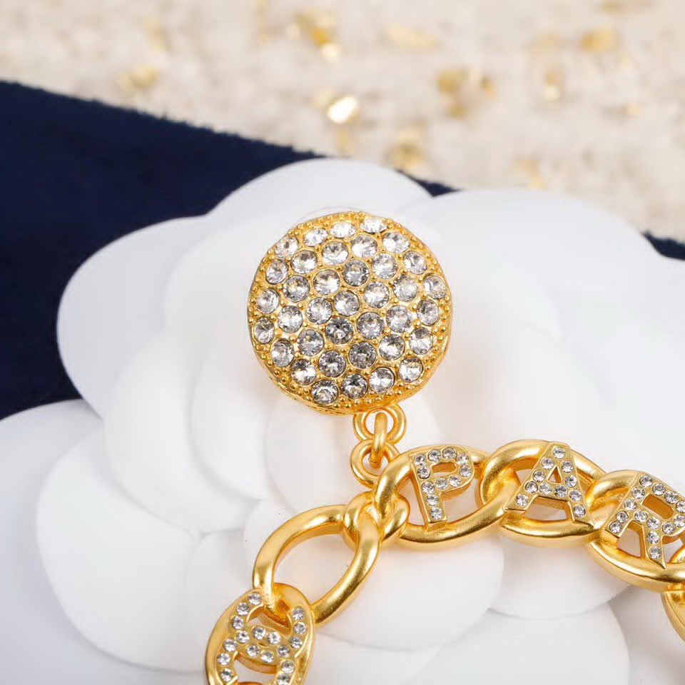 20秋季最新专柜款-Chanel圆形水钻大圈圈耳环，特别的重工，简直就是魔鬼做工啊，施华洛世奇钻，字母细节，角度，弧度，完美