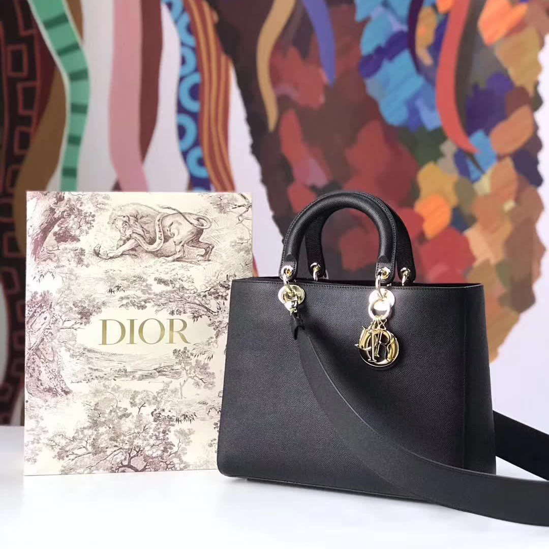 【原版皮】迪奥/Dior 手提包，选用手掌纹小牛皮裁制而成，缀以品牌标识吊坠，搭配宽肩带更有特色，简约时尚