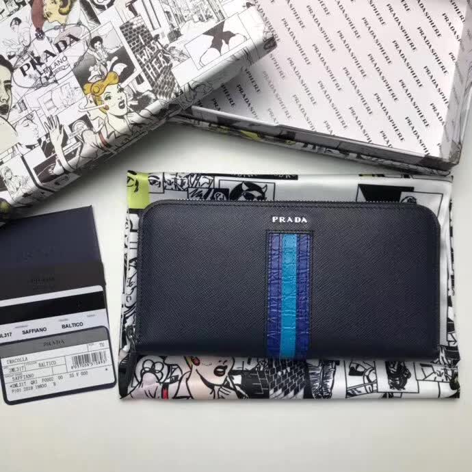 【原版皮】普拉达/Prada 拉链钱夹，选用十字纹小牛皮镶嵌彩带鳄鱼纹裁制而成，经典之作，简单时尚，款号：2ML317