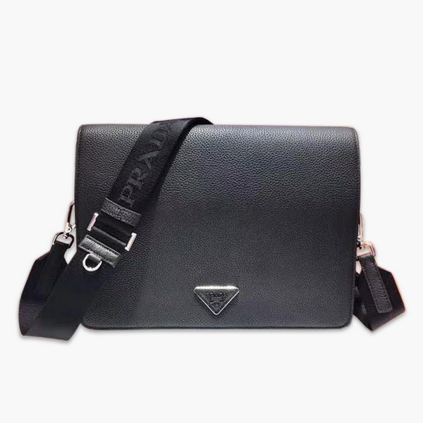 【原版皮】普拉达/Prada 男士斜跨包，采用进口小牛皮材质，外部三角形徽标，简约又大气，男士们的最爱，款号：2VD012