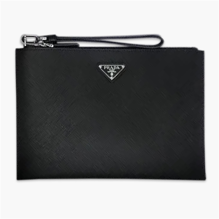 【原版皮】普拉达/Prada 男士手包，选用十字纹小牛皮裁制而成，正面点缀品牌三角徽标，款号：2NG005