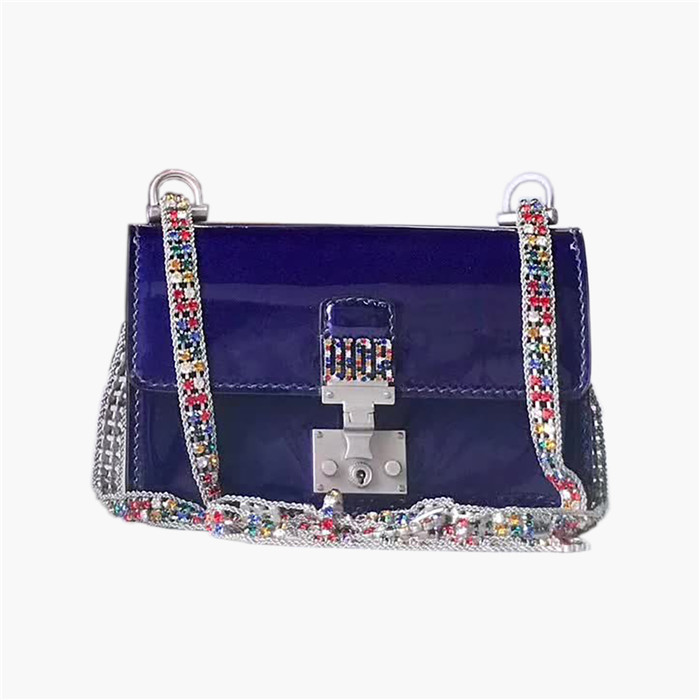 【原版皮】迪奥/Dior 链条包，选用光滑漆牛皮裁制而成，饰以点缀彩色钻粒的品牌标识字母锁扣，设计很特别，不容易撞款，链条缀满彩色钻粒，美得不要不要的，款号：5817