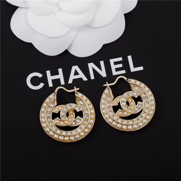 20秋季最新专柜款-Chanel圆形珍珠耳环，细节满满的一款，以及背面五金的细腻，完美一对耳环用了64颗施华洛世奇珍珠，50粒施华洛世奇钻