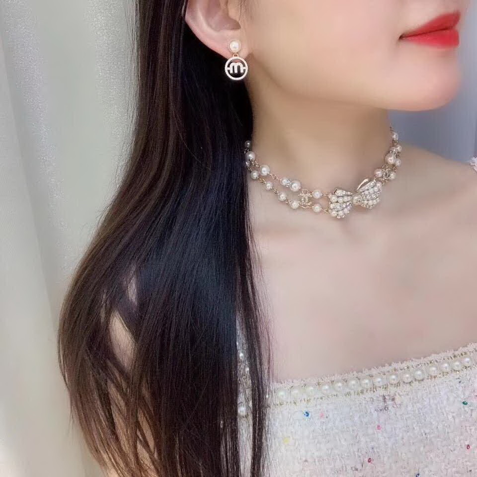 20秋季最新专柜款-缪缪Miu Miu2020新款珍珠MLOGO耳环，miumiu家的耳环都比较小女人哦，而且也很气质