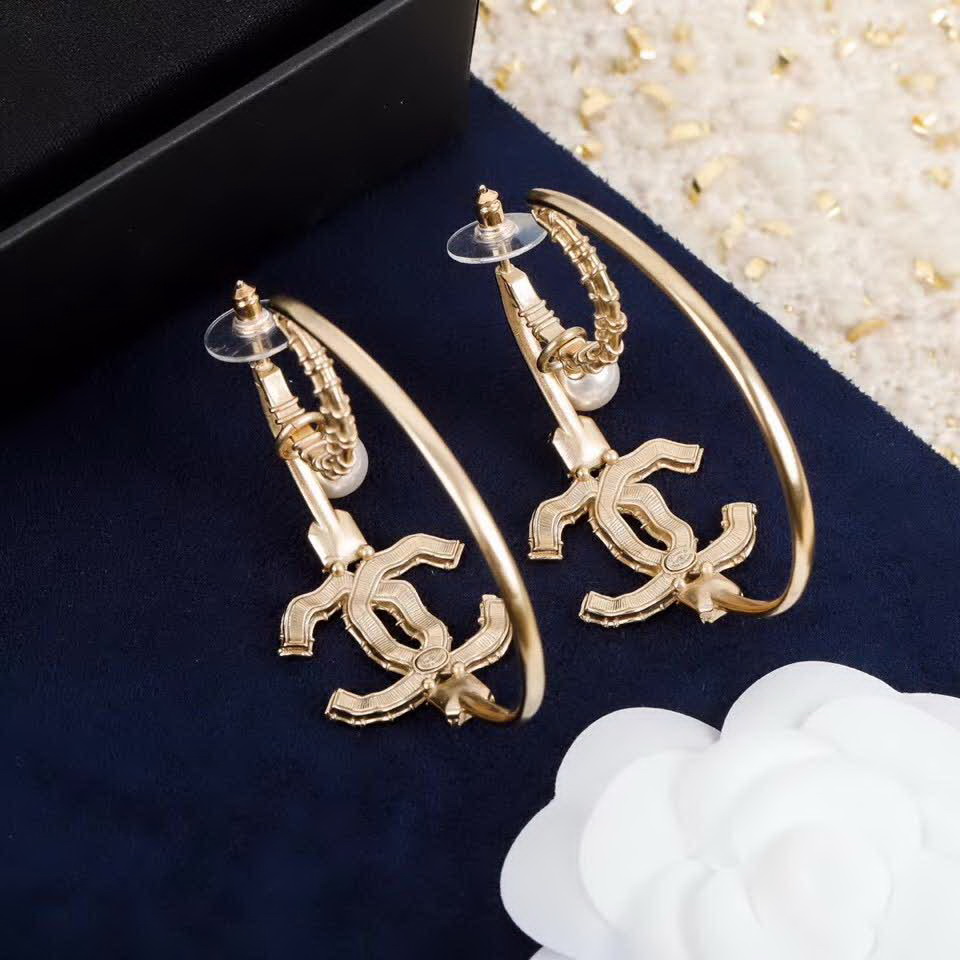 20秋季最新专柜款-Chanel耳环一万个推荐的一款，非常的仙女，上耳惊喜感十足，非常的高档大气，完美指数绝对5星，一定要入的单品，非常重工