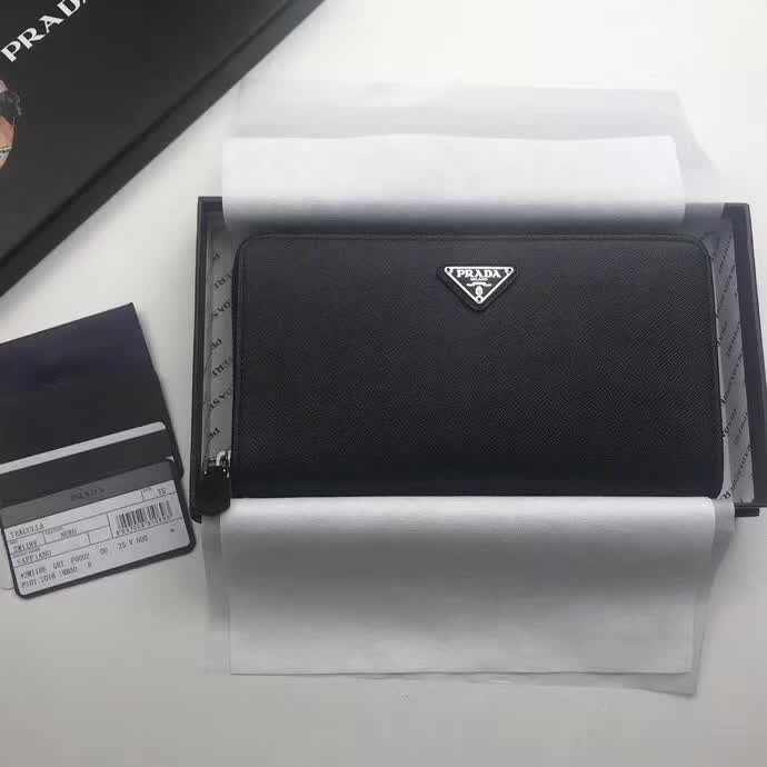 【原版皮】普拉达/Prada 拉链钱夹，选用十字纹小牛皮裁制而成，正面点缀三角唛徽标，经典之作，简单时尚，款号：1M1188