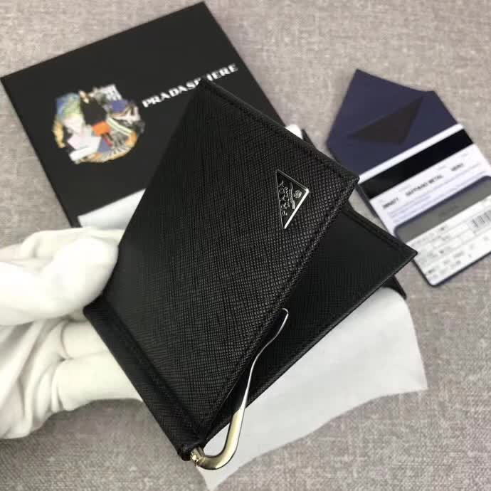 【原版皮】普拉达/Prada 金属钱夹，选用十字纹小牛皮裁制而成，边角饰三角珐琅涂层徽标，款号：2MN077