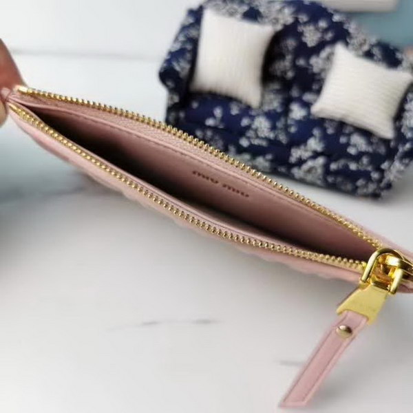 【原版皮】缪缪/Miu Miu 拉链钱夹，采用小羊皮材质精心裁制而成，Matelasse花纹图案，内里标识烫字，款号：5MB006