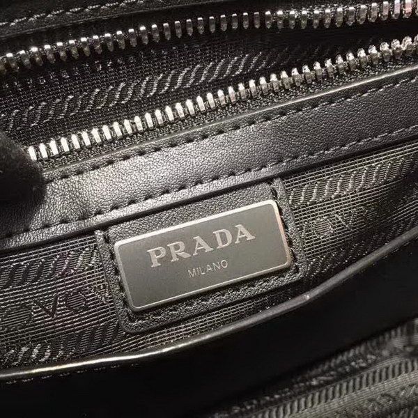 【原版皮】普拉达/Prada 男士斜跨包，采用小牛皮材质，又可当手包，一包当两包用，正面口袋，格层多多，时尚又大气，男士们值得入手，款号：2VH091