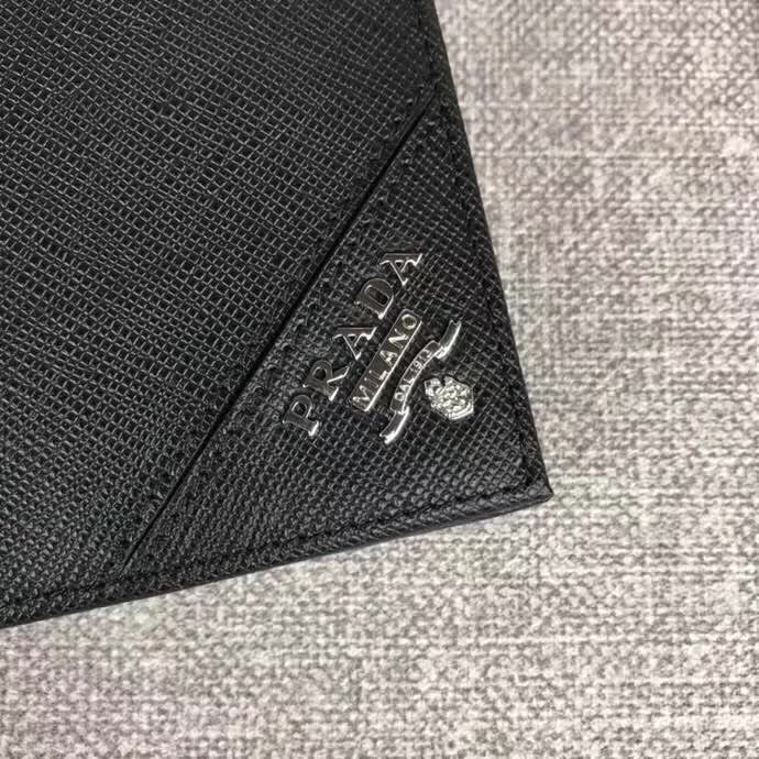 【原版皮】普拉达/Prada 短款钱夹，选用十字纹小牛皮裁制而成，边角点缀散字唛徽标，经典之作，简单时尚，款号：2M0738