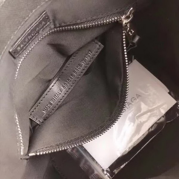 【原版皮】巴黎世家/Balenciaga, 帆布水桶手提包，黑白设计正面大小logo相衬，经典设计简约不轻易过时，帆布包轻盈易携带，容量却很赞，手提斜挎都是棒棒的