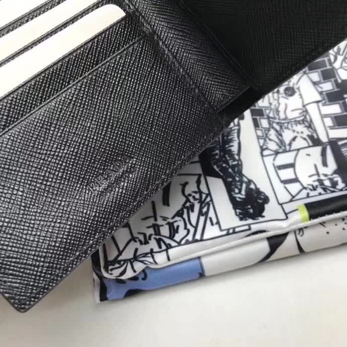 【原版皮】普拉达/Prada 短款钱夹，选用十字纹小牛皮镶嵌彩带鳄鱼纹裁制而成，经典之作，简单时尚，款号：2M0513