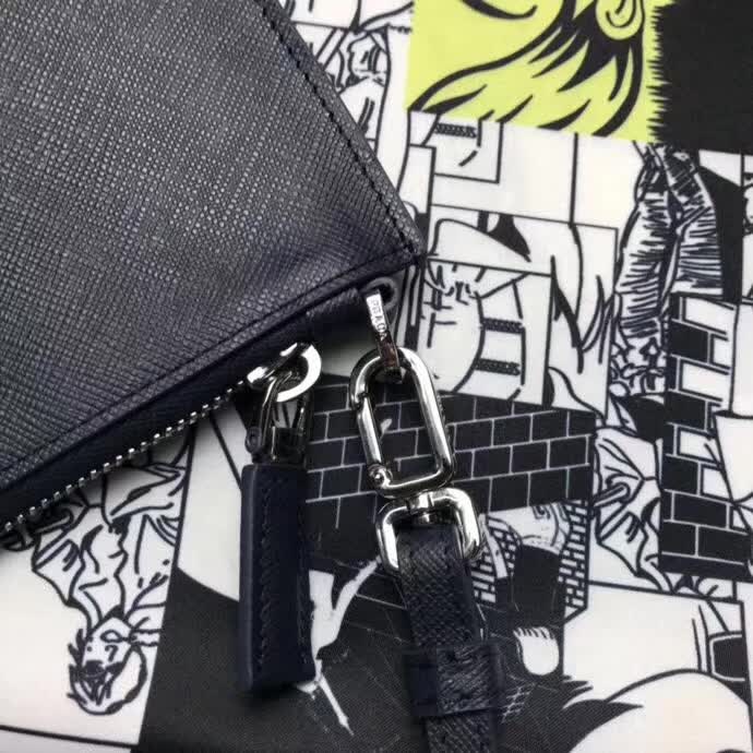 【原版皮】普拉达/Prada 男士手包，选用十字纹小牛皮镶嵌彩带鳄鱼纹裁制而成，经典之作，简单时尚，款号：2NG005