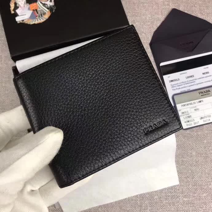 【原版皮】普拉达/Prada 短款钱夹，选用摔纹小牛皮裁制而成，边角热压印字母标识，经典之作，简单时尚，款号：2M0513