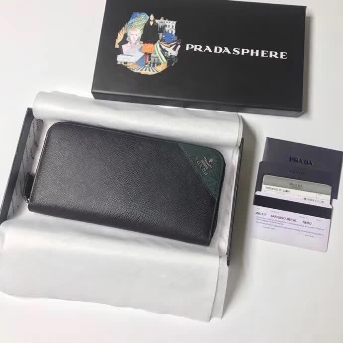 【原版皮】普拉达/Prada 拉链钱夹，选用十字纹小牛皮裁制而成，边角点缀三角散字徽标，经典之作，简单时尚，款号：2ML317