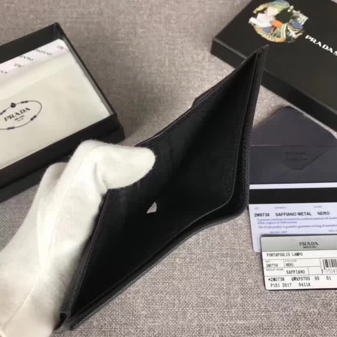 【原版皮】普拉达/Prada 短款钱夹，选用十字纹小牛皮裁制而成，边角点缀散字唛徽标，经典之作，简单时尚，款号：2M0738