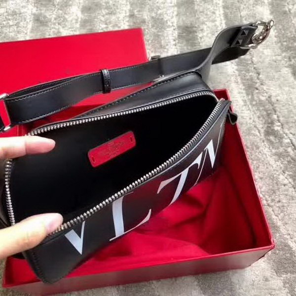 【原版皮】华伦天奴/Valentino 腰包，采用进口南非皮精心裁制而成，涂鸦大logo，简易设计，容量大，男生女生都可以用哦，款号：0056