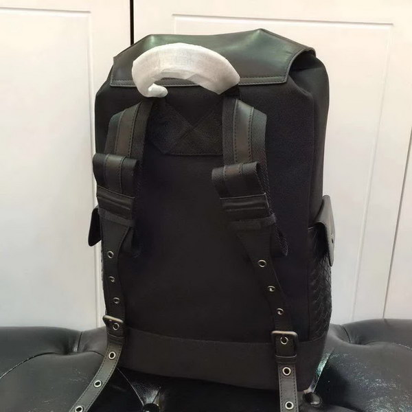 【原版皮】宝缇嘉/BV 男士双肩背包，哑光小牛皮和坚固尼龙的混合搭配时尚现代，配以手工制作，贴袋上编饰标志性的编织图案，设计旨在成就每日佩戴的必备单品，款号：80187208