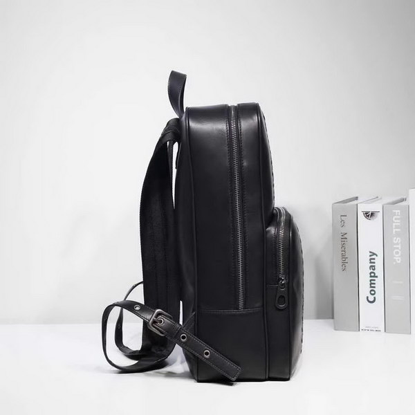 【原版皮】宝缇嘉/BV 男士双肩包，融合VN Eyelets工艺新颖呈现，光滑打蜡小牛皮基底上，大号金属孔眼条纹和intrecciato编织图案交织呈现，相映成趣，款号：80186608A