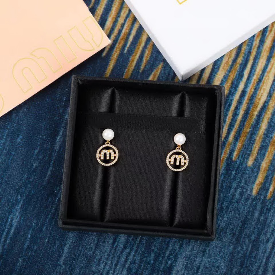 20秋季最新专柜款-缪缪Miu Miu2020新款珍珠MLOGO耳环，miumiu家的耳环都比较小女人哦，而且也很气质