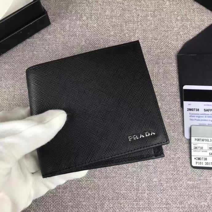 【原版皮】普拉达/Prada 短款钱夹，选用十字纹小牛皮裁制而成，边角点缀字母徽标，经典之作，简单时尚，款号：2M0738