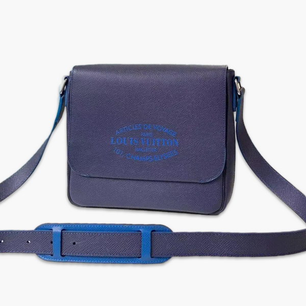 【原版皮】路易威登/LV Roman邮差包，取材深染Taiga皮革，映现Articles De Voyage Malletier标识，追忆硬箱内部的首款标签，内外各设一个贴袋，款号：M30362