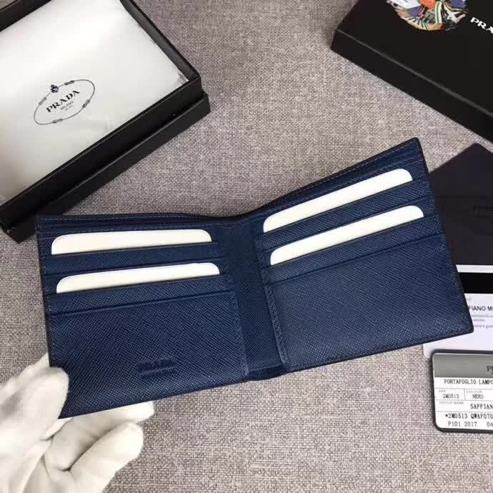 【原版皮】普拉达/Prada 短款钱夹，选用十字纹小牛皮裁制而成，边角点缀三角散字唛标识，精湛走线均匀整齐，做工精湛，款号：2M0513