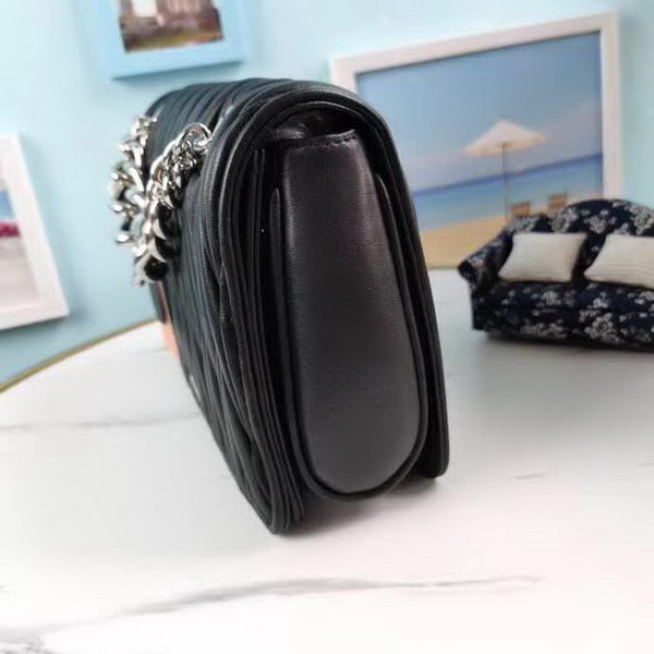 【原版皮】缪缪/Miu Miu 肩背包，采用小进口土耳其绵羊皮材质精心裁制而成，手感细腻柔软，内里三隔层，款号：5BD015