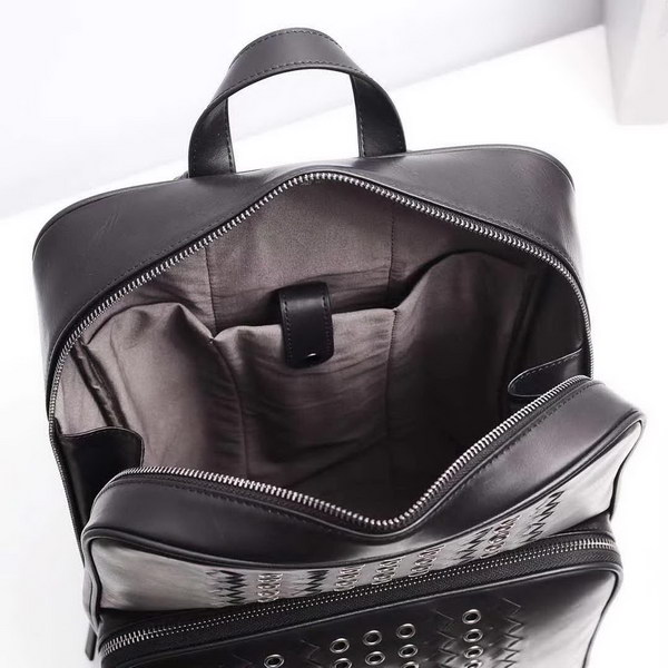 【原版皮】宝缇嘉/BV 男士双肩包，融合VN Eyelets工艺新颖呈现，光滑打蜡小牛皮基底上，大号金属孔眼条纹和intrecciato编织图案交织呈现，相映成趣，款号：80186608A