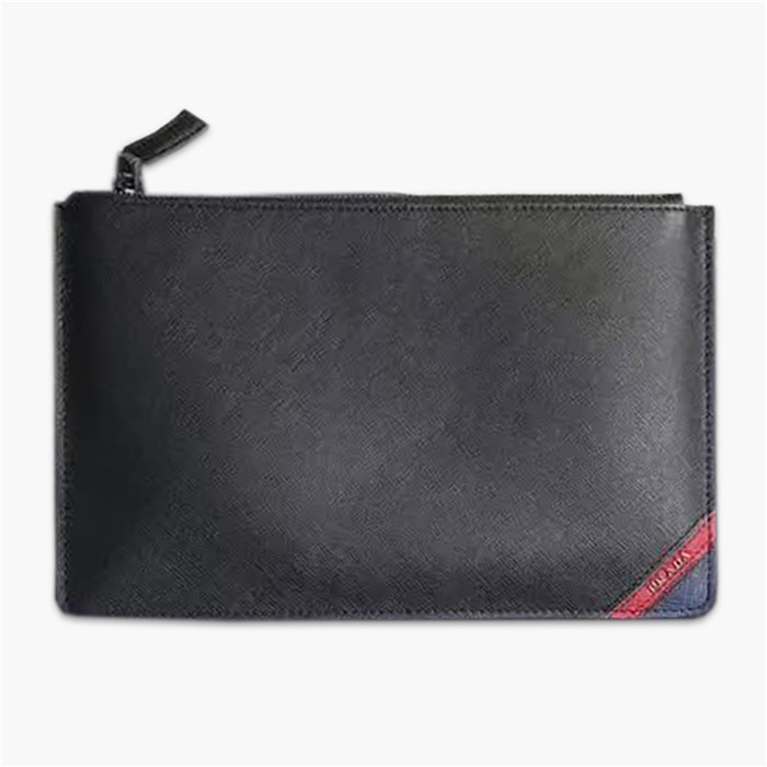 【原版皮】普拉达/Prada 男士手包，选用十字纹小牛皮裁制而成，边角点缀拼色皮革字唛徽标，款号：2NG005