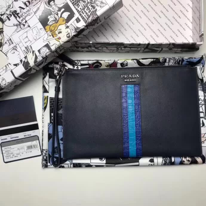 【原版皮】普拉达/Prada 男士手包，选用十字纹小牛皮镶嵌彩带鳄鱼纹裁制而成，经典之作，简单时尚，款号：2NG005