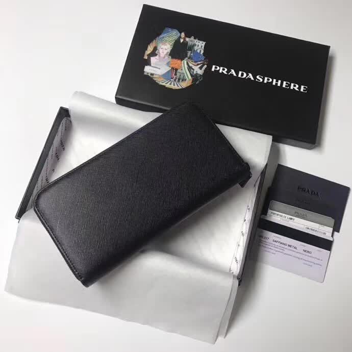 【原版皮】普拉达/Prada 拉链钱夹，选用十字纹小牛皮裁制而成，边角点缀三角散字徽标，经典之作，简单时尚，款号：2ML317