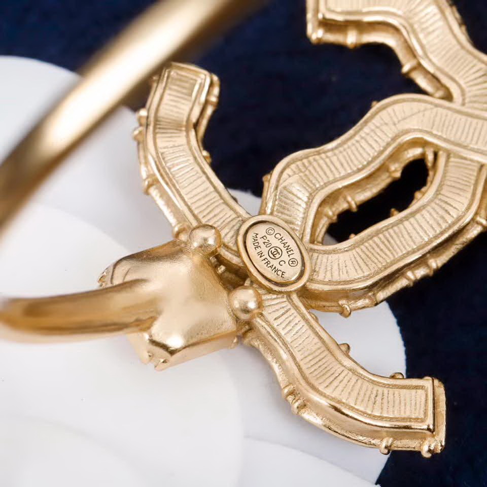 20秋季最新专柜款-Chanel耳环一万个推荐的一款，非常的仙女，上耳惊喜感十足，非常的高档大气，完美指数绝对5星，一定要入的单品，非常重工