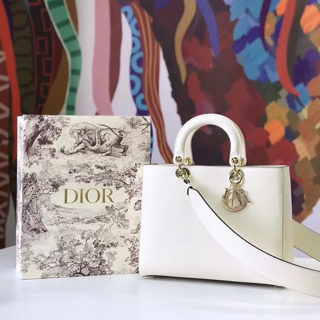 【原版皮】迪奥/Dior 手提包，选用手掌纹小牛皮裁制而成，缀以品牌标识吊坠，搭配宽肩带更有特色，简约时尚