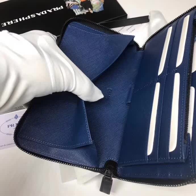 【原版皮】普拉达/Prada 拉链钱夹，选用十字纹小牛皮裁制而成，边角点缀三角散字徽标，经典之作，简单时尚，款号：2ML188